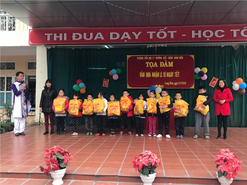 Trường Tiểu học Lý Thường Kiệt tặng quà cho những học sinh có hoàn cảnh khó khăn nhân dịp Tết Mậu Tuất 2018.
